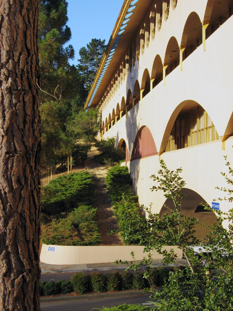 Frank-Lloyd-Wright-Marin-County-Civic-Center_dezeen_468_1