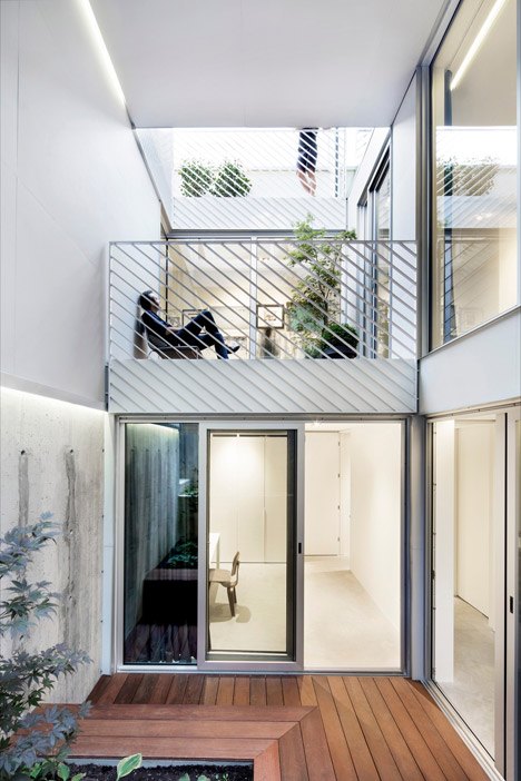 Holy Cross House by Thomas Balaban Architecte