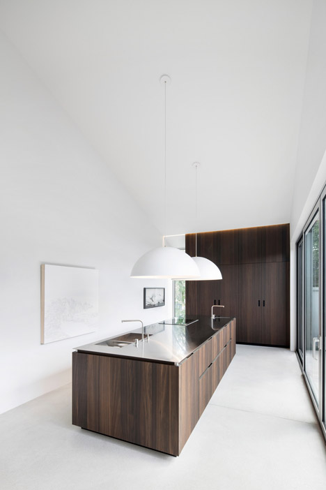 Holy Cross House by Thomas Balaban Architecte