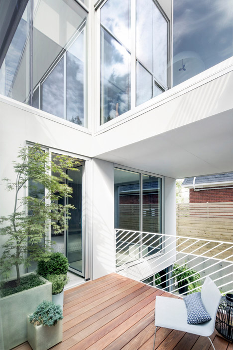 Holy Cross House by Thomas Balaban Architecte