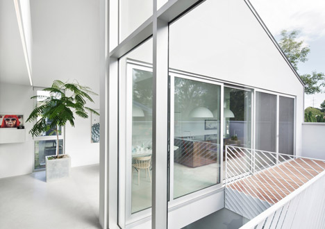 Holy Cross House by Thomas Balaban Architecte
