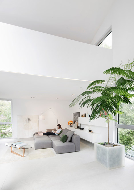 Holy Cross House by Thomas Balaban Architecte