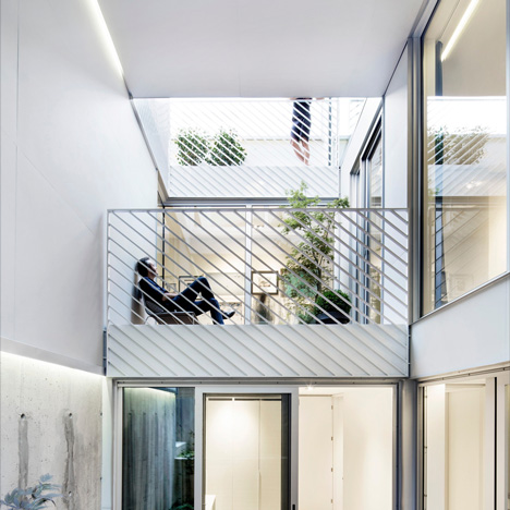 Holy Cross House by Thomas Balaban Architecte