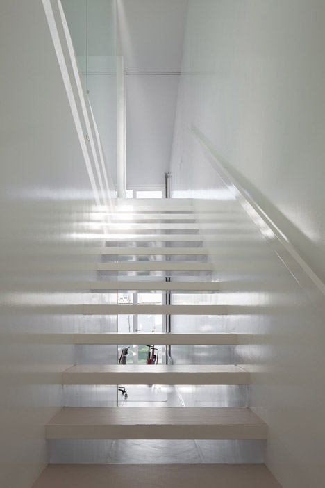 House in Lindo Vale by Cláudia Monteiro + Vitor Oliveira