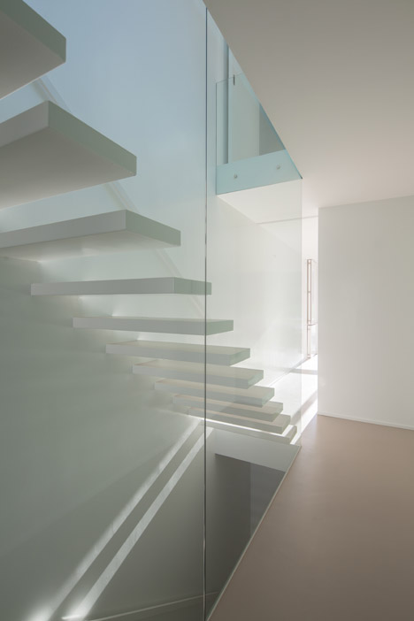 House in Lindo Vale by Cláudia Monteiro + Vitor Oliveira