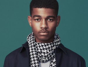 Model wearing a scarf by Knyttan