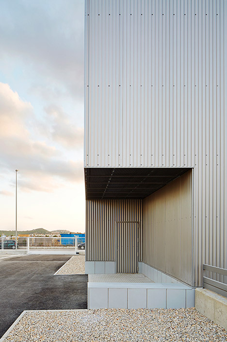 Office Building in Son Bugadelles Industrial Park by RipollTizon