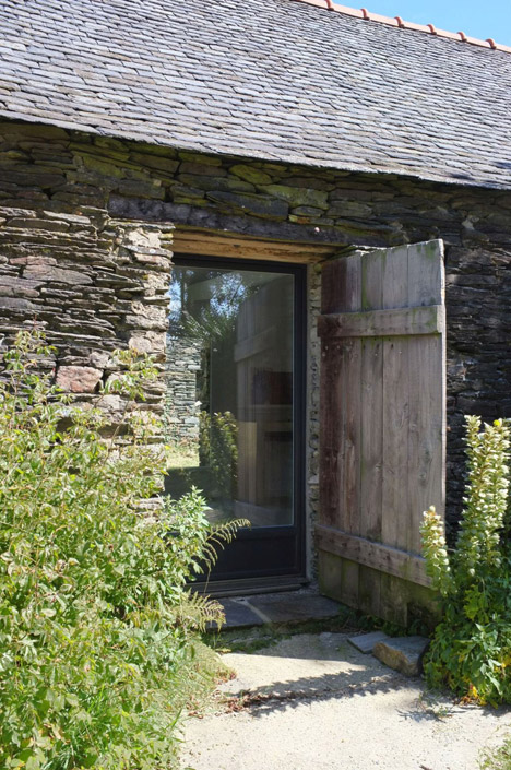 An old barn converted into an artist studio in Brittany by Modal Architecture
