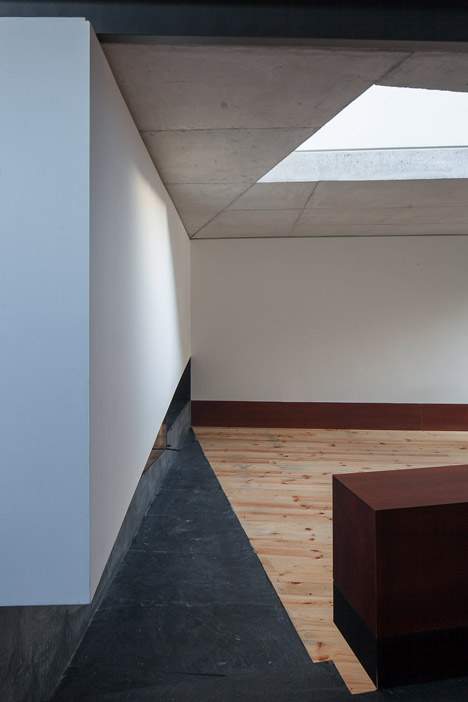 Sala em Pala, Portugal by Nuno Melo Sousa Architect