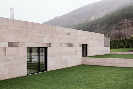 Slight slope long house by I-O Architects
