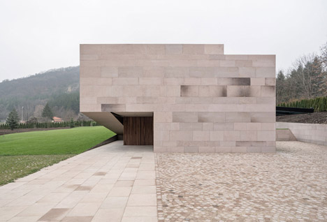 Slight slope long house by I-O Architects