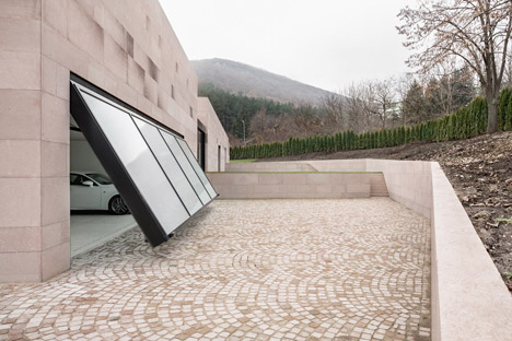 Slight slope long house by I-O Architects