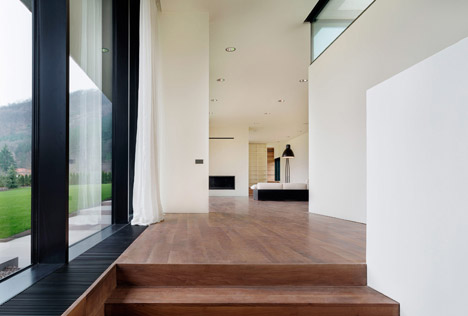 Slight slope long house by I-O Architects
