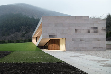 Slight slope long house by I-O Architects