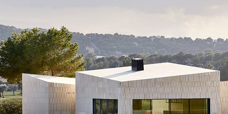 Stone Clubhouse by GRAS Arquitectos
