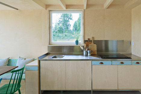 Summer house in Sweden by Leo Qvarsebo