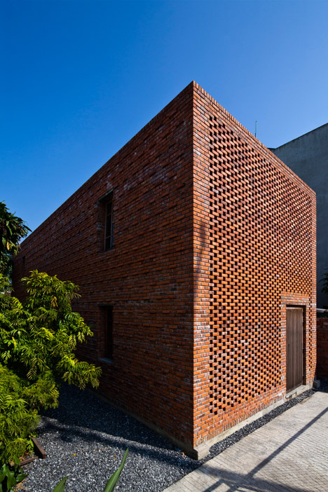 The Termitary House by Tropical Space
