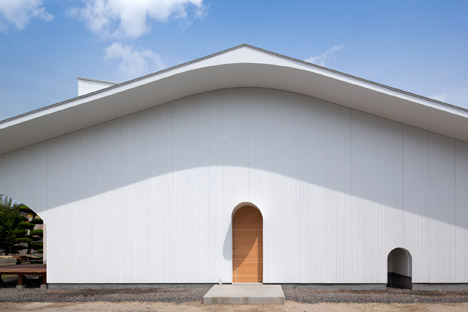Courtyard in Kudamatsu by Container Design