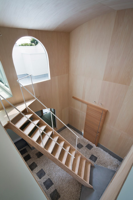 Courtyard in Kudamatsu by Container Design