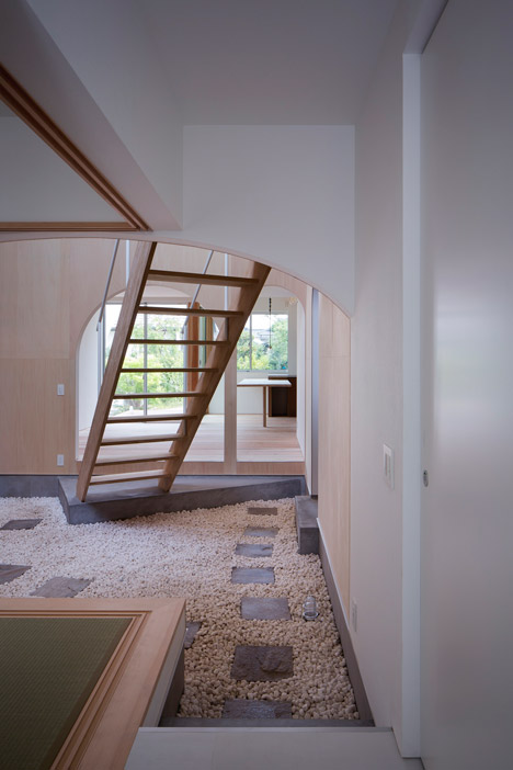 Courtyard in Kudamatsu by Container Design