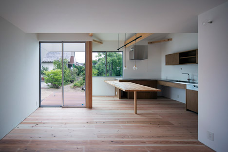 Courtyard in Kudamatsu by Container Design