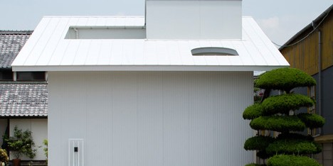 Courtyard in Kudamatsu by Container Design