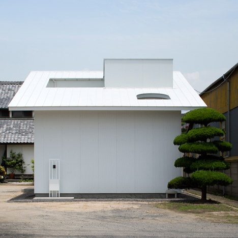 Courtyard in Kudamatsu by Container Design