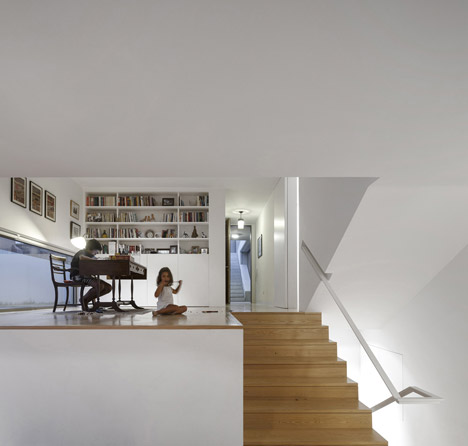 House in Caxias by António Costa Lima Arquitectos