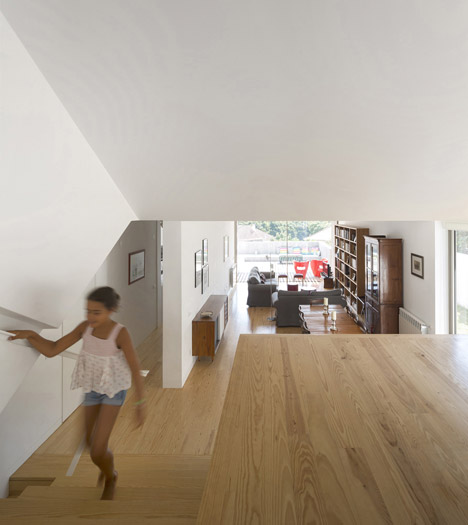 House in Caxias by António Costa Lima Arquitectos