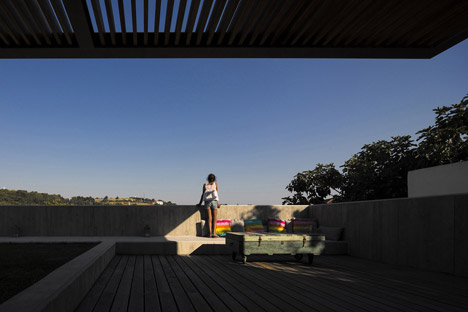 House in Caxias by António Costa Lima Arquitectos