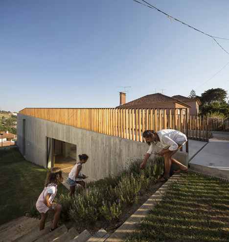House in Caxias by António Costa Lima Arquitectos