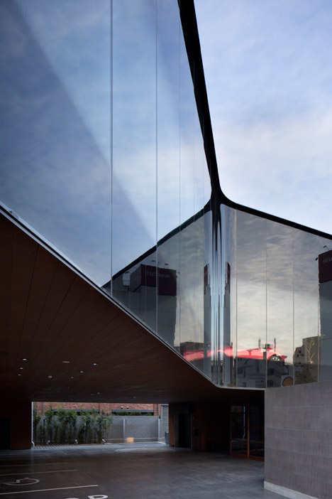 Mazda Showroom by Supose Design Office