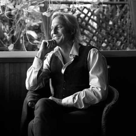 Peter-Stutchbury-Portrait_AIA-Gold-Medal_dezeen_SQ