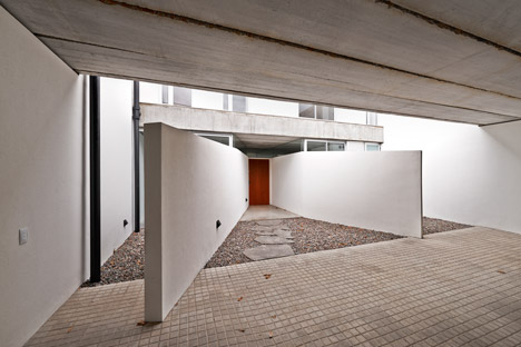 T&G House by Nicolás Campodonico