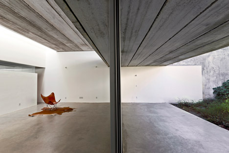 T&G House by Nicolás Campodonico
