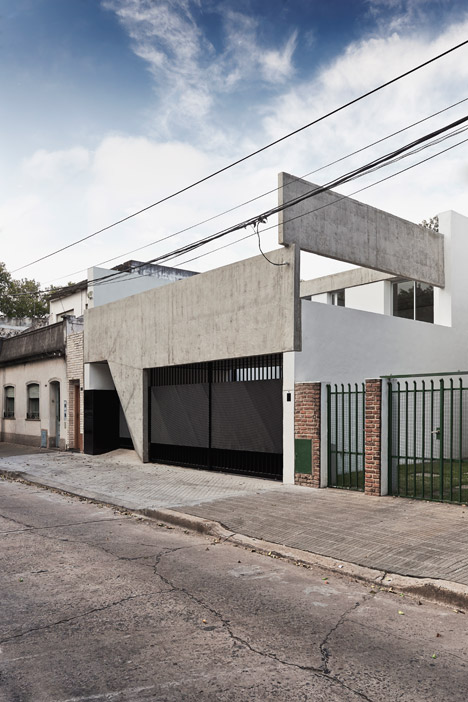 T&G House by Nicolás Campodonico