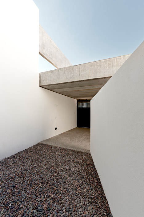 T&G House by Nicolás Campodonico