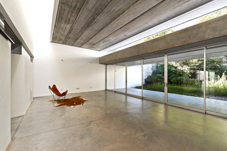 T&G House by Nicolás Campodonico