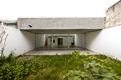 T&G House by Nicolás Campodonico