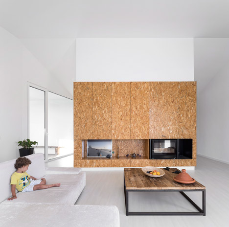 Texugueira house by Contaminar Arquitectos