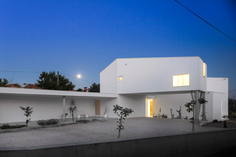 Texugueira house by Contaminar Arquitectos