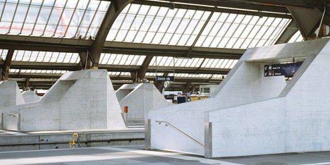Sloping concrete circulation entrances added to platforms at Zurich Hauptbahnhof
