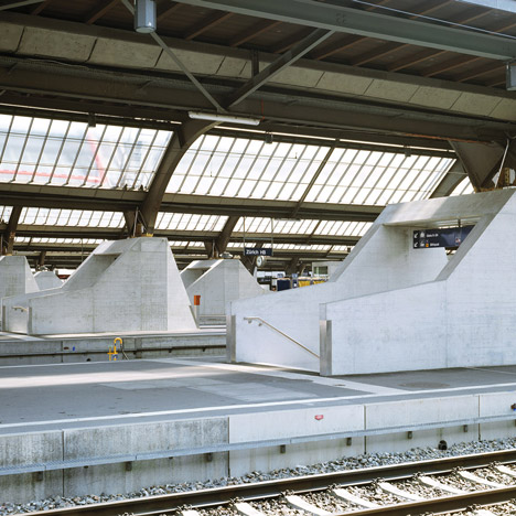 Sloping concrete circulation entrances added to platforms at Zurich Hauptbahnhof