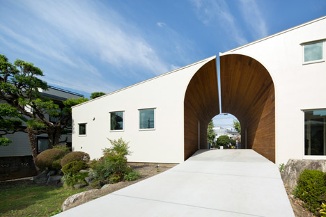 Arch Wall House by Naf Architect & Design