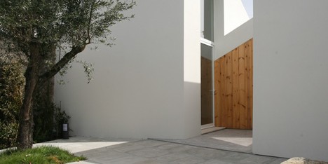 Oficina d’Arquitectura’s Portuguese guest house is cut in two by a recessed entrance