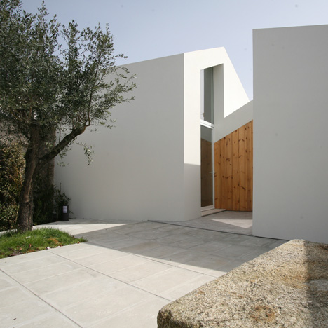 Oficina d’Arquitectura’s Portuguese guest house is cut in two by a recessed entrance