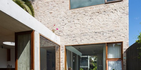 Textured brick and concrete house in Sydney encloses a garden courtyard
