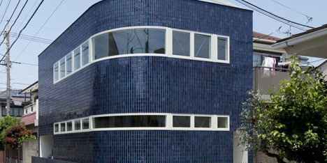 Half & Half House in Tokyo has a curving wall to allow pedestrians to cut the corner