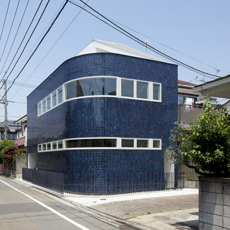Half & Half House in Tokyo has a curving wall to allow pedestrians to cut the corner