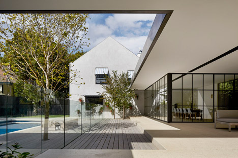 Hopetoun Road Residence by B E Architecture